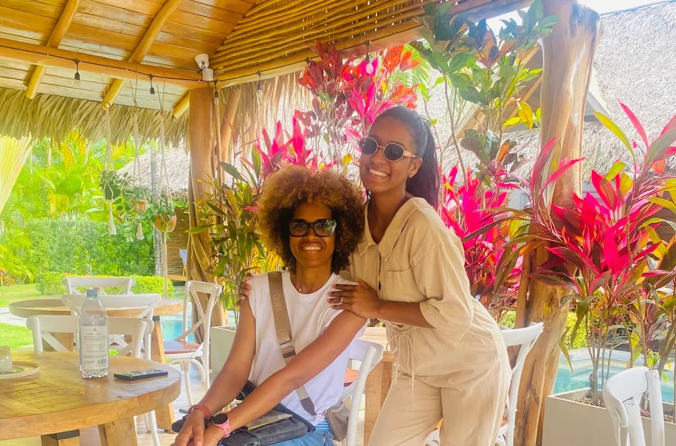 Dos clientas relajándose entre plantas tropicales en Evy Spa