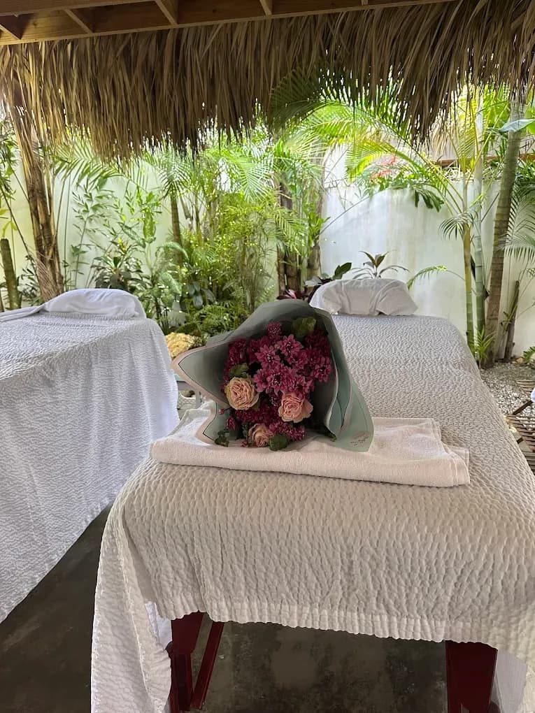 Camilla de masaje con un ramo fresco en el jardín